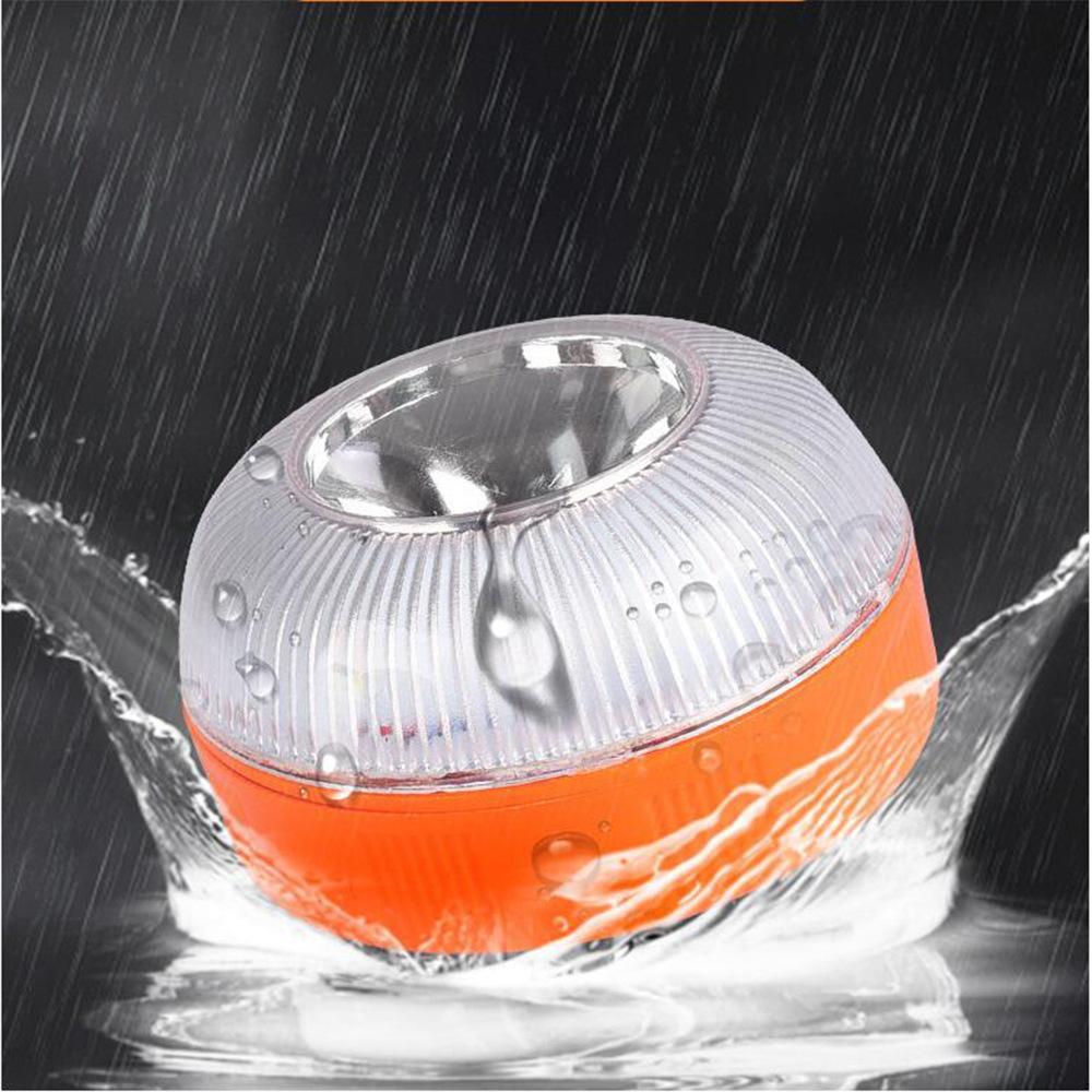 Feu de signalisation d urgence alternative ou complémentaire au triangle de signalisation pour une sécurité routière renforcée