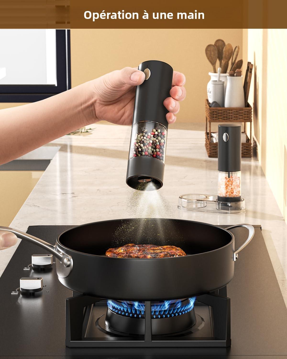 Ensemble de Moulin à Poivre et Sel Électrique Rechargeable Moulin à Épices avec Base, Récipient Transparent Lavable de 95ml, Lumière LED Blanche et Grossièreté Réglable, Noir et Blanc